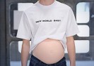 Podczas London Fashion Week zaprezentowano mężczyzn w ciąży.