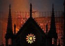 W Paryżu spłonęła katedra Notre Dame. Pracownik twierdzi, że ogień wzniecono „celowo”.