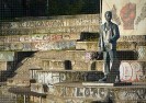 Berliński artysta stworzył pomnik ku czci migrantów, będących handlarzami narkotyków.