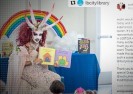 Satanistyczny transwestyta z rogami czyta małym dzieciom w publicznej bibliotece Michelle Obama.