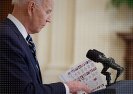 Niewiarygodne – Biden czyta ze ściągawek przypominających mu o robieniu najbardziej podstawowych rzeczy.