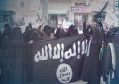 Zwolennicy syryjskich rebeliantów z dumą prezentują flagę Al-Kaidy.