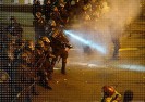 Oddziały policji rzuciły granaty błyskowe i użyły gazu łzawiącego na protestujących przeciwko Trumpowi.