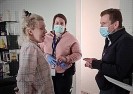 Przerażające wideo pokazuje jak policja aresztuje ciężarną matkę za post na Facebooku.