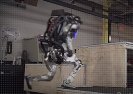 Nowy film z Boston Dynamics pokazuje robota przeskakującego przeszkody.