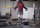 165-funtowy humanoidalny robot korzysta z algorytmów kontroli, percepcji i planowania.