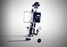 Robot policjant zatrzymuje kierowców.
