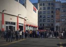 Obawy wokół koronairusa prowadzą do masowego wykupywania sklepów w USA.