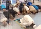 Uczniowie szkół podstawowych uczą się odmawiać muzułmańskie modlitwy „Allahu Akbar”.