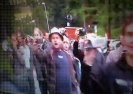 Konfrontacja: Członkowie Bilderberg i protestujący przed Hotelem Survetta.