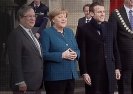 Macron i Merkel wygwizdani przed podpisaniem traktatu budującego Europejską armię .