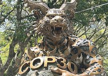 Szczyt Klimatyczny COP30 w Brazylii ewakuowany z powodu ogromnego pożaru.