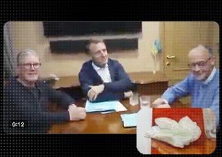 Narkomani szykują wojnę: Emmanuel Macron, Keir Starmer i Friedrich Merz zostali nagrani z torebką białego proszku i miarką do narkotyków.