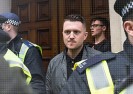 Totalitaryzm w Wielkiej Brytanii: Tommy Robinson skazany na 13 miesięcy za informowanie na temat skandalu pedofilskiego z udziałem muzułmanów.