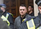 Totalitaryzm w Wielkiej Brytanii: Tommy Robinson skazany na 13 miesięcy za informowanie na temat skandalu pedofilskiego z udziałem muzułmanów.
