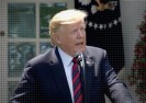 Prezydent Trump odbył nieplanowaną wizytę w szpitalu wojskowym.